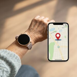 Senior met smartwatch en smartphone met kaartweergave en locati