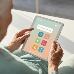 Mantelzorgers slimme technologie: toegankelijk tabletstartscherm met grote pictogrammen en hoog contrast voor eenvoudig gebruik