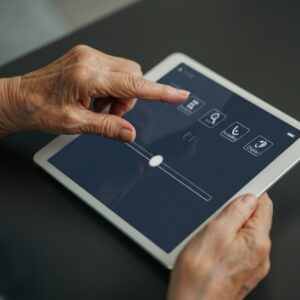 Tablet gebruiken ouderen: close‑up van hand die de tekstgrootte vergroot in de toegankelijkheidsinstellingen voor betere leesbaarheid