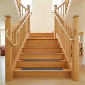 Houten trap met antislipstrips en leuningen aan beide kanten