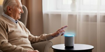 Een oudere persoon gebruikt een virtuele assistent in een gezellige woonkamer om dagelijkse taken eenvoudiger te maken.