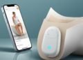 Een slimme incontinentiesensor geïntegreerd in zorgproducten, met een smartphone-app die een melding toont.