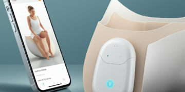 Een slimme incontinentiesensor geïntegreerd in zorgproducten, met een smartphone-app die een melding toont.