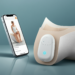 Een slimme incontinentiesensor geïntegreerd in zorgproducten, met een smartphone-app die een melding toont.
