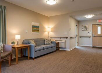 Een veilige en gezellige woonkamer met valdetectie voor senioren zoals antislipmatten en steunbeugels, ideaal voor senioren.