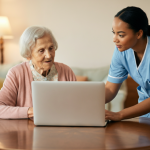 Een mantelzorger die een oudere vrouw helpt met een laptop ter voorbereiding op een sessie van online logopedie na een beroerte.